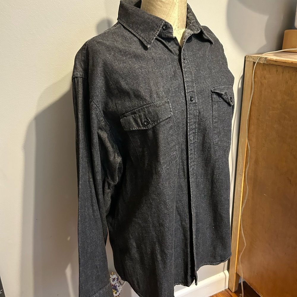 Gap classic men’s button down denim top. Size Large…Cotton